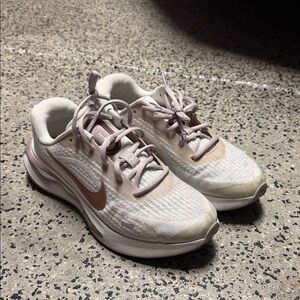 Nike JOURNEY RUN Size 8 White/Mauve Women's Athletic Sneaker Shoes